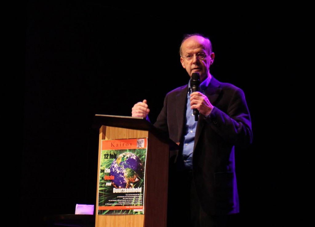 Foto Bertus Buizer bij zijn lezing voor studenten van UvA en VU op 12 februari 2015 - 1316 - 950